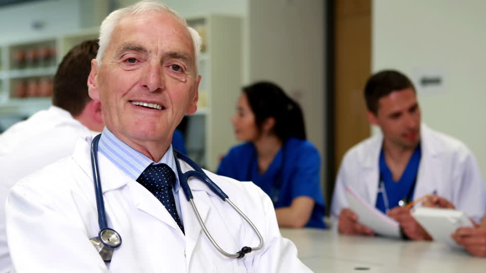914187569-estudiante-de-medicina-profesor-tarea-campus