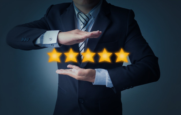 excelente-servicio-mejor-experiencia-cliente-o-buen-cliente-hombre-negocios-calificacion-5-estrellas-sobre-fondo-azul-oscuro_28629-1108