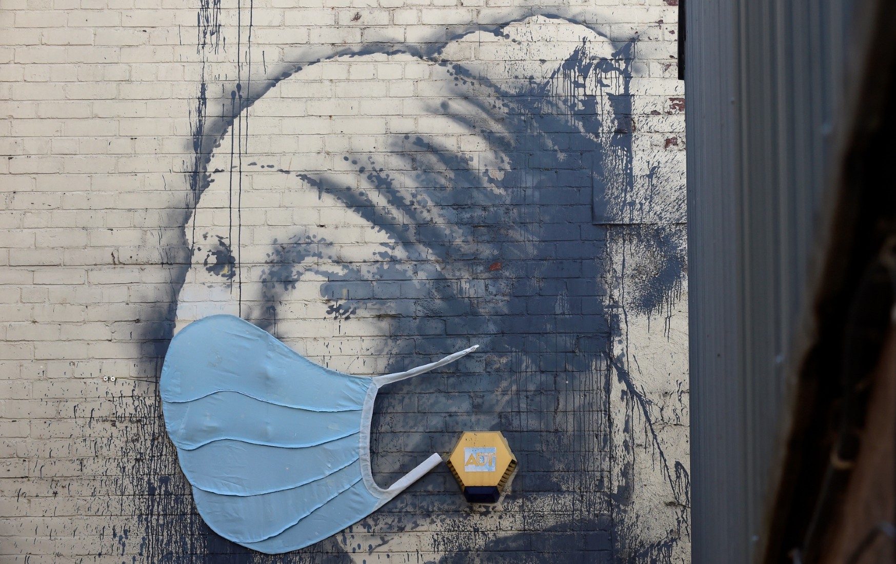 2020-04-23T124726Z_1094895615_RC2CAG9CTANI_RTRMADP_3_HEALTH-CORONAVIRUS-ART-BANKSY-1