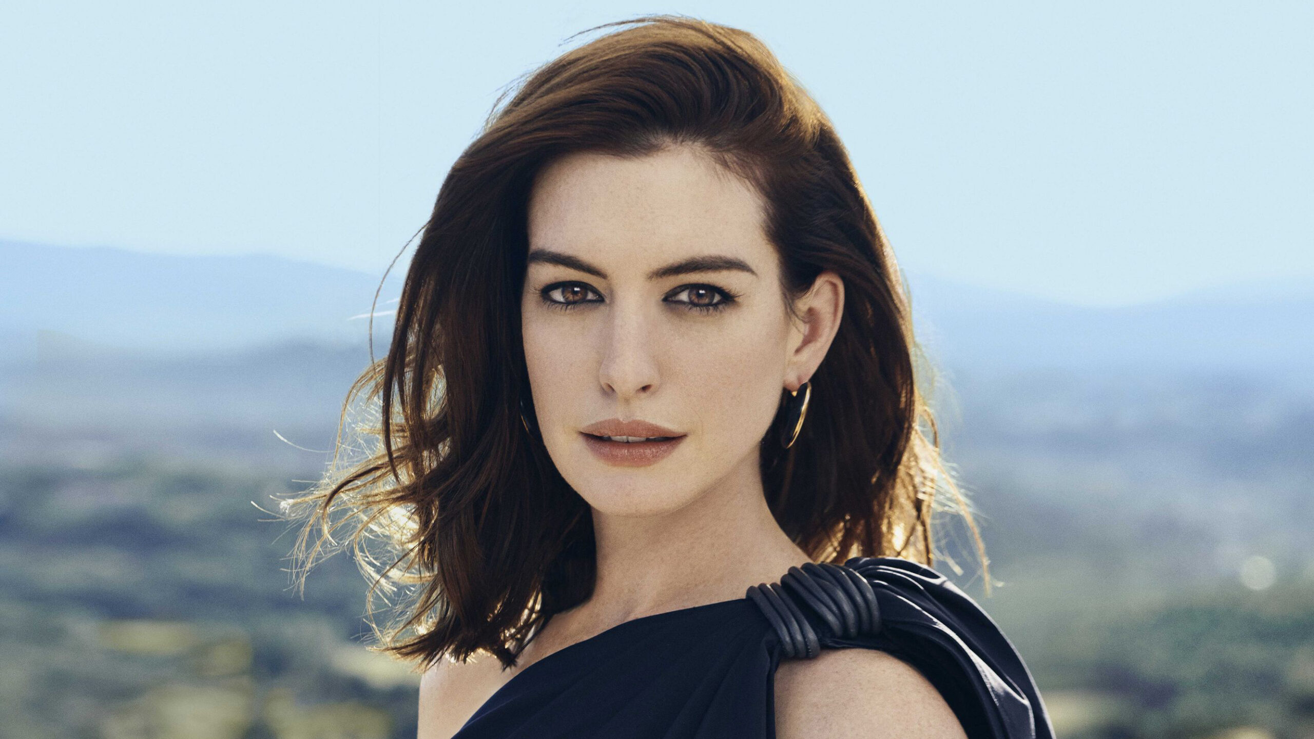 anne-hathaway-2019-sg