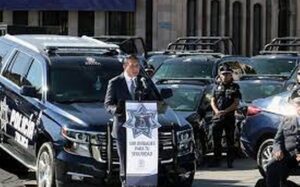 Juan Rodolfo alcalde de Toluca durante la entrega de patrullas