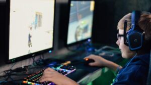 adolescente-jugando-fortnite
