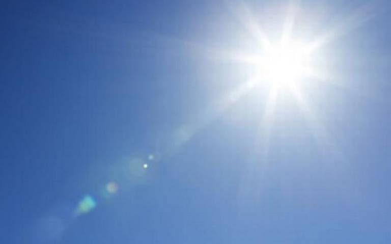 Clima soleado calor despejado
