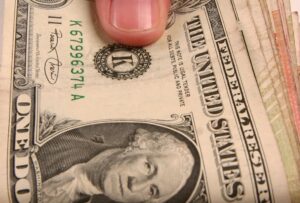 aumenta_dolar_6_centavos_a_2_1460788.jpg_1682640706