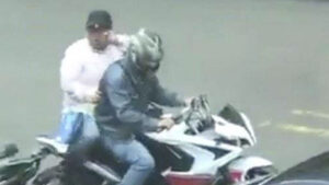 ladrones-motociclista-moto-poli-1