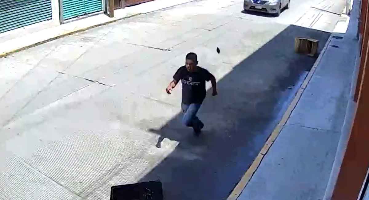Mucho-cuidado-Captan-a-raton-llevandose-un-celular-en-Toluca