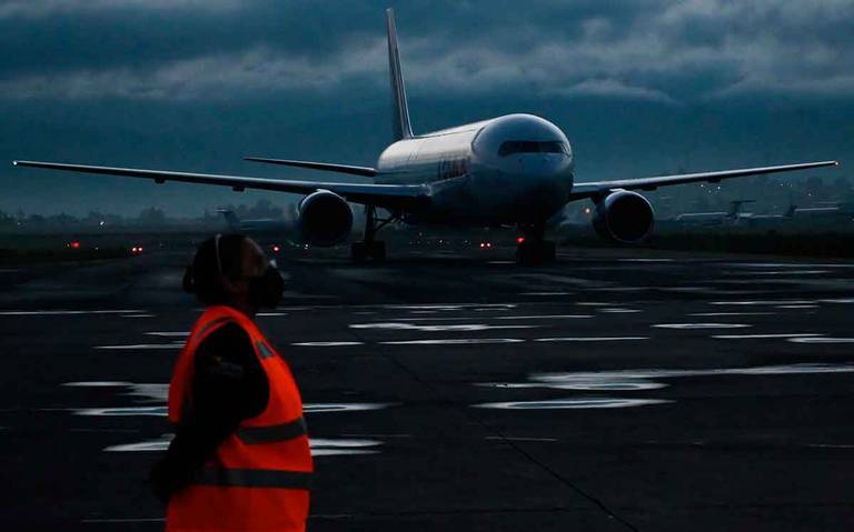 Avion-en-aeropuerto-de-Toluca