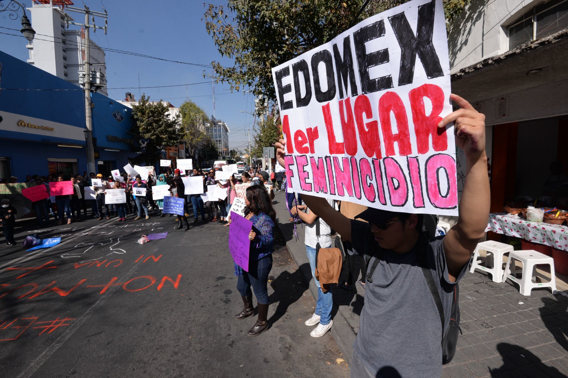 TOLUCA, ESTADO DE MÉXICO, 19DICIEMBRE2017.- Al gritó de justicia marcharon mujeres y hombres y familiares de Rosalinda Esthefanie, quien desapareciera el 14 de diciembre  fuera encontrada muerta en el municipio de Acambay, el contingente recorrió las principales calles de Toluca hasta llegar al edifico de la Fiscalia General de Justicia del Estado de México. FOTO: ARTEMIO GUERRA BAZ /CUARTOSCURO.COM