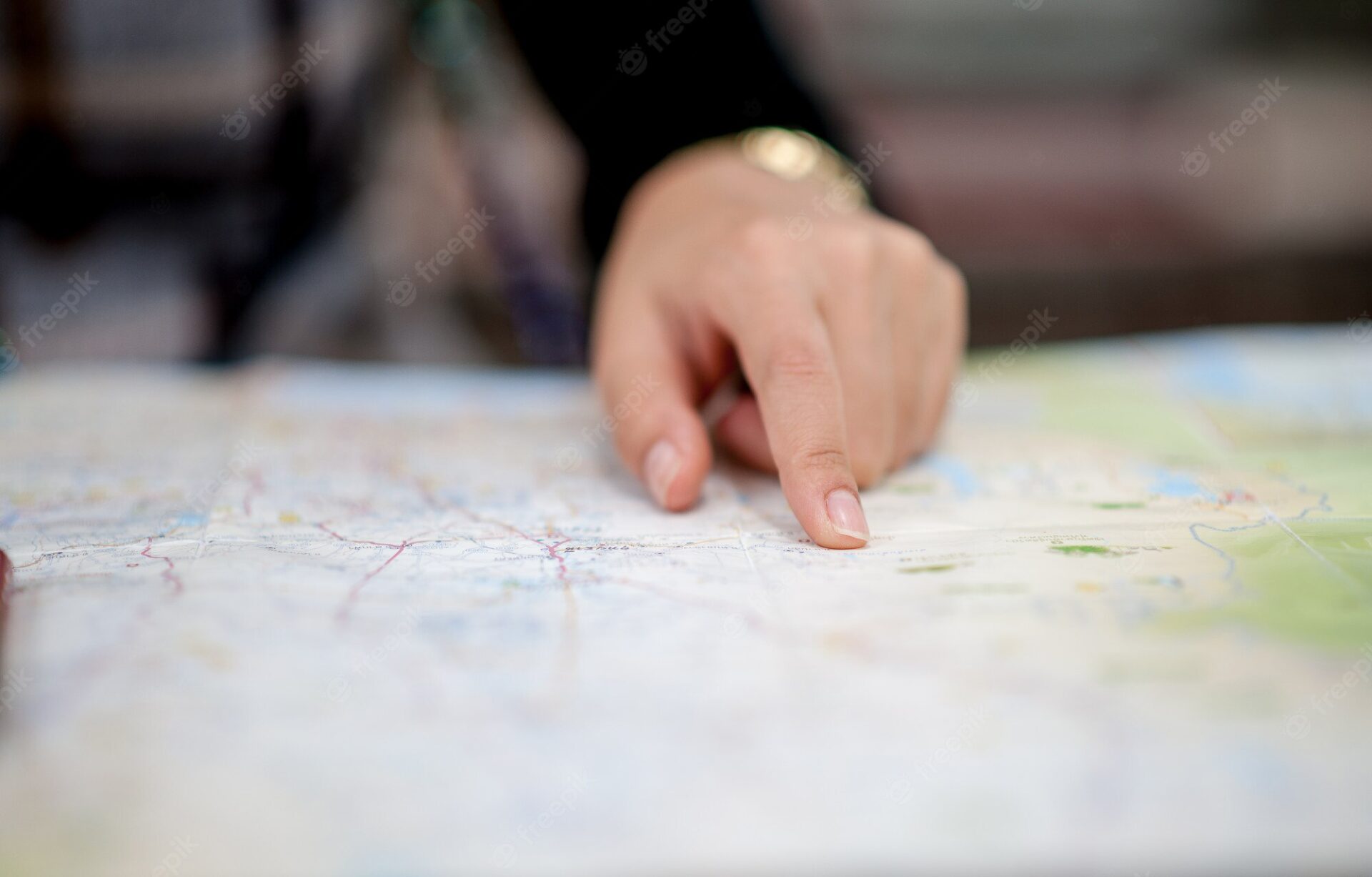 persona-mirando-mapa_24883-2897