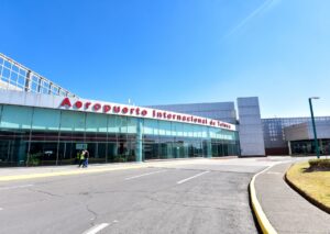 El Aeropuerto Internacional de Toluca (AIT) se ha visto afectado por la pandemia por COVID-19 al disminuir vuelos en un 67 por ciento, actualmente cuenta sólo como tres destinos, y no tiene vuelos internacionales.