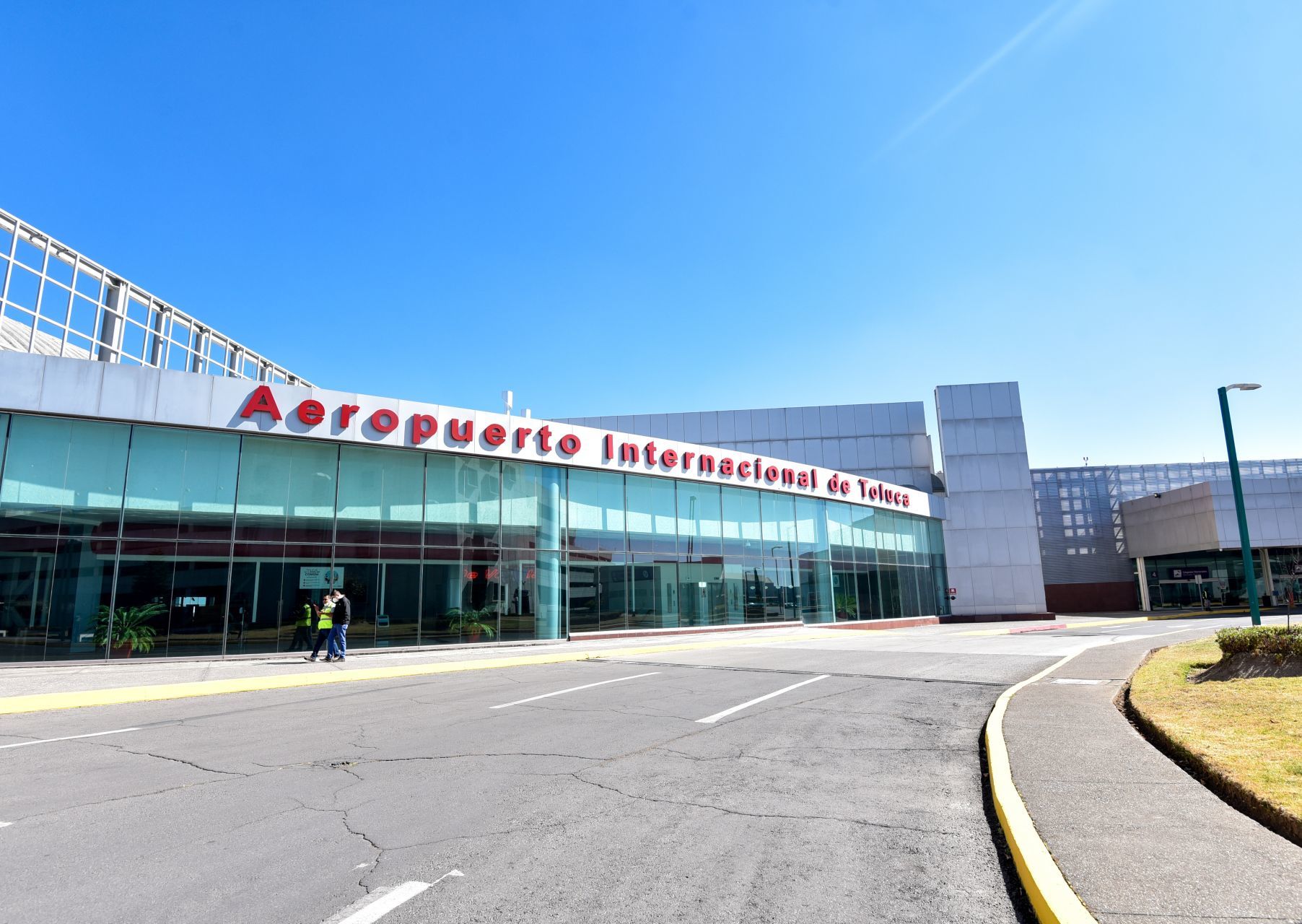 El Aeropuerto Internacional de Toluca (AIT) se ha visto afectado por la pandemia por COVID-19 al disminuir vuelos en un 67 por ciento, actualmente cuenta sólo como tres destinos, y no tiene vuelos internacionales.