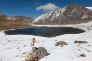 Ante las bajas temperaturas se han registrado en la zona  del Volcán Xinantécatl Policías  estatales, PC y servicios de urgencias vigilan el lugar  y el acceso a visitantes es restringido, que se ven atraídos por el paisaje nevado.