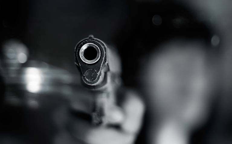 pistola asalto disparos ilustrativa